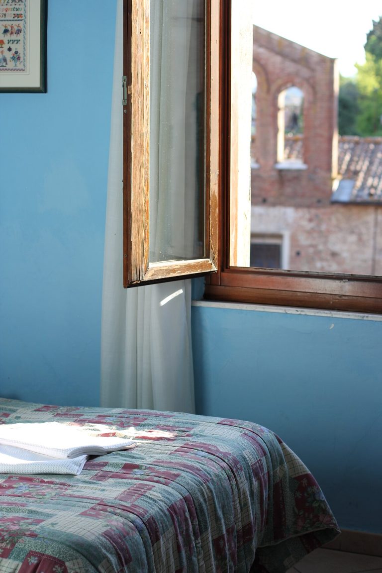 Hotel room. Photo: Wikimedia Commons, CC BY 2.0