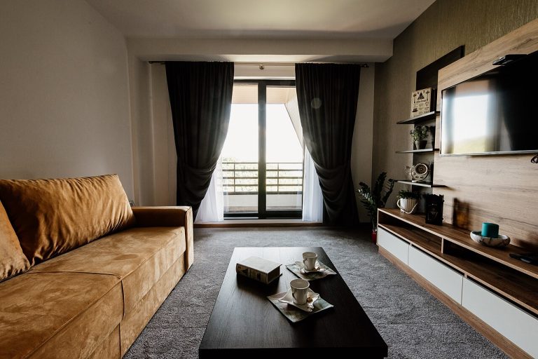 Modern vacation rental living room. Photo: Wikimedia Commons, CC BY 2.0