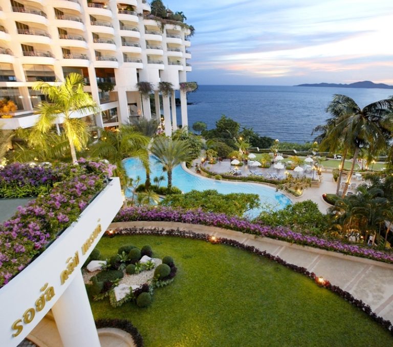 Beach resort hotel exterior. Photo: Wikimedia Commons, Public domain