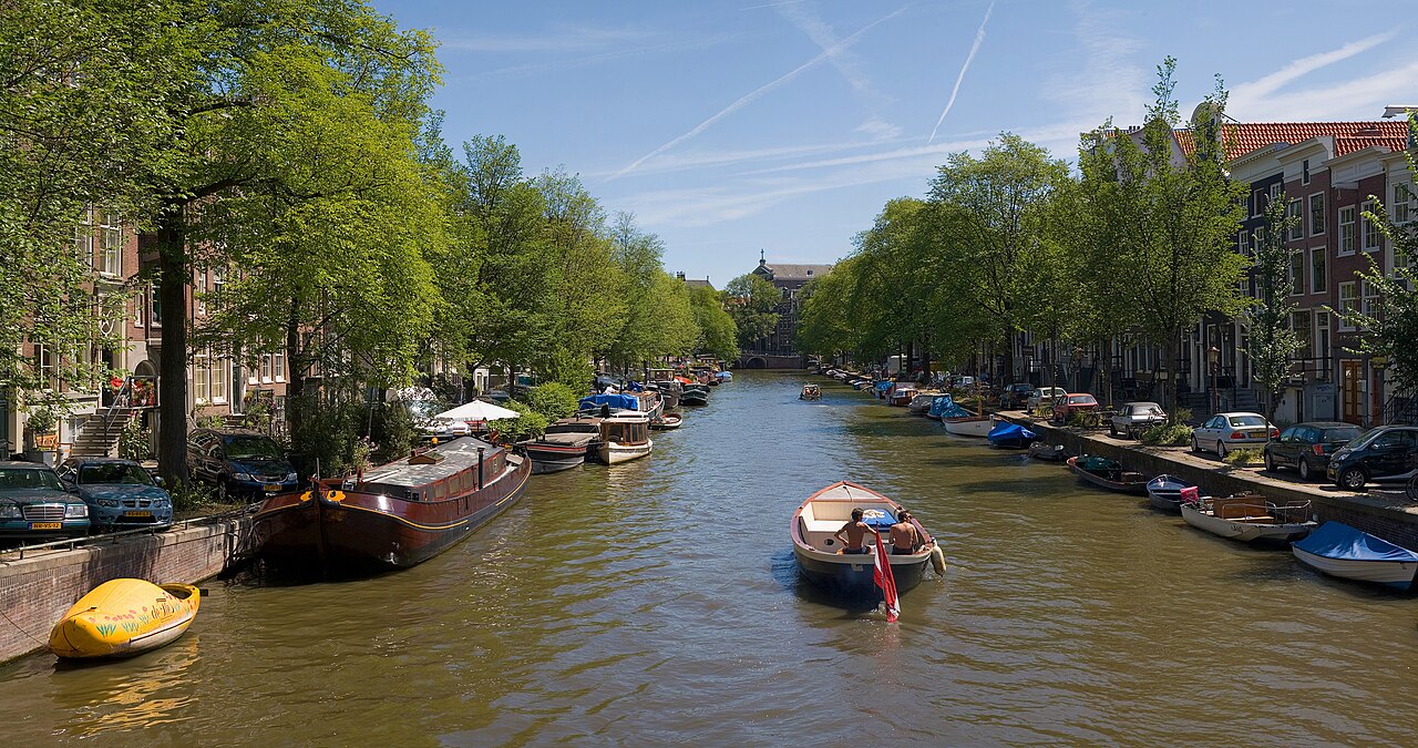 Cheap flights Barcelona to Amsterdam: the canal houses of Amsterdam