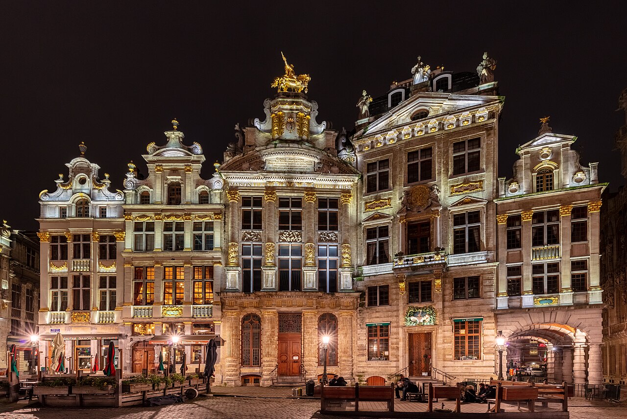 Cheap flights Valencia to Brussels: the illuminated Grand-Place of Brussels